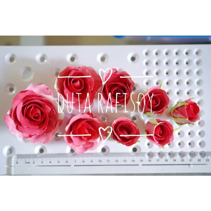 

BUNGA MAWAR MERAH GUMPASTE HIASAN KUE TART