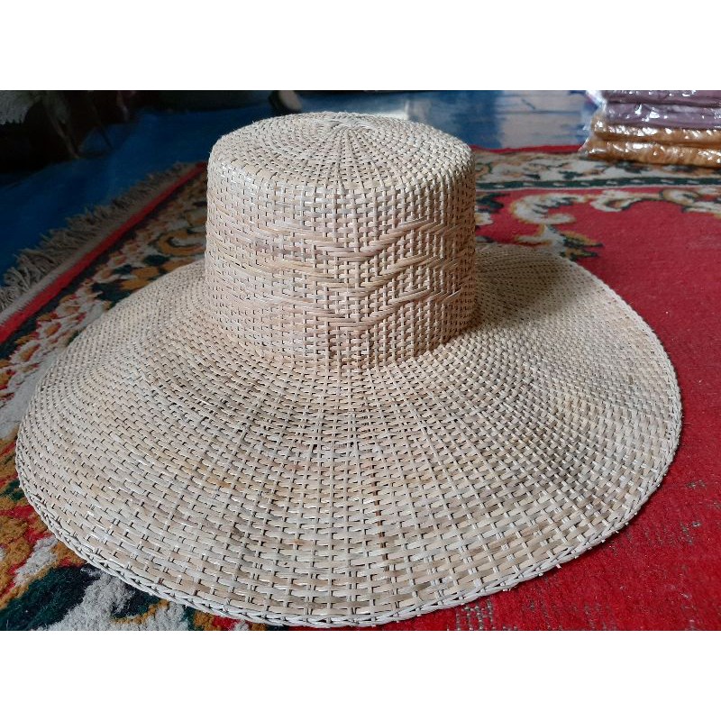 Topi pantai bahan rotan khas Kalimantan