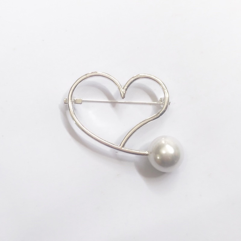 Brooch / bros cantik / bros jilbab / bros murah / bros murmer / bros love / bros geometri / Bros Mewah Bros Elegan Bros Hijab Bros Kebaya Bros Dada bros Tuspin Bros Pin Btrooch Korean Style Brooch AKsesories Jilbab Accessories BRS-B02 Bros Daily BZO-SILVER-LOVE