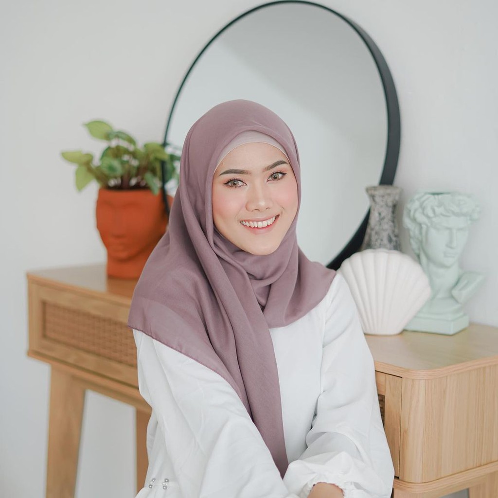 Hijab Segi Empat Warna Mauve Voal Waterproof 115cm x 115cm
