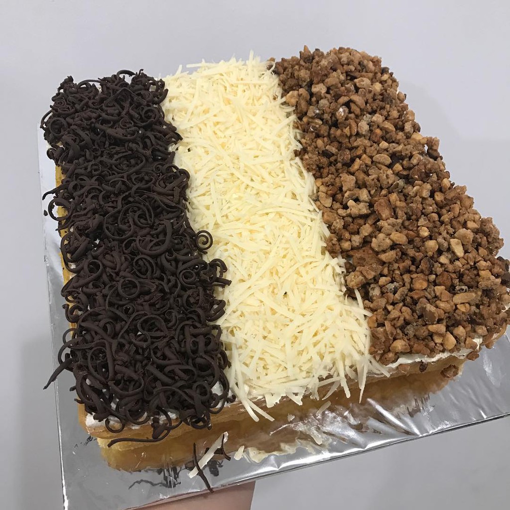 

Triple topping sponge cake