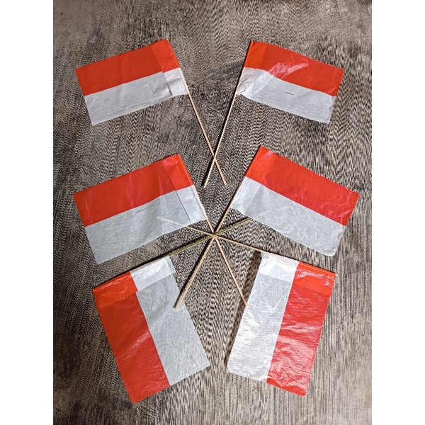 BAHAN KAYU + PLASTIK ISI 10 BENDERA TANGAN / PAWAI ANTI AIR