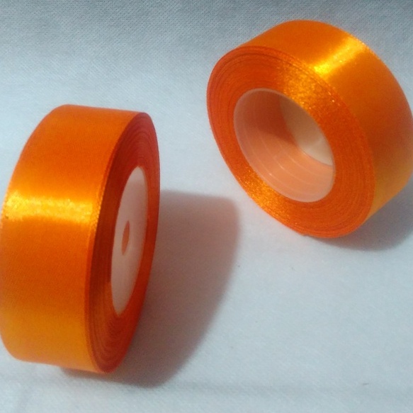 

Pita Satin Orange Ukuran 1inch/ 2.5cm Per Roll