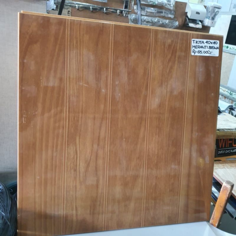 keramik 40x40 lantai kamar teras glossy mengkilap motif kayu KITA meranti brown