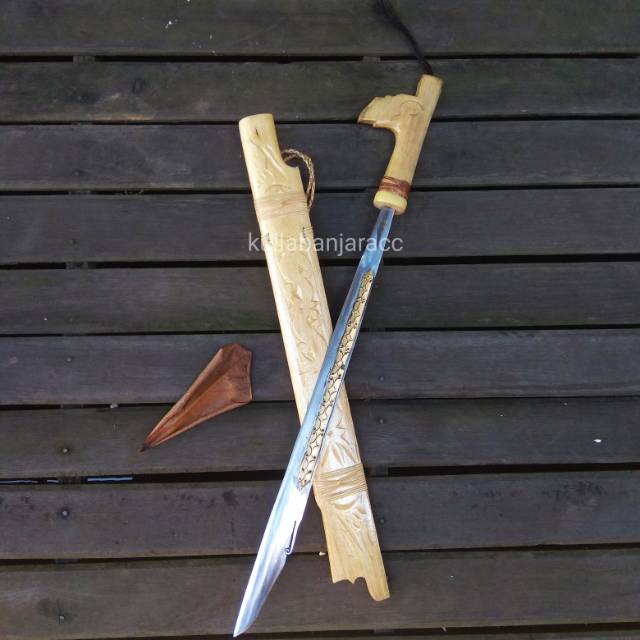 Mandau mando etnik ukir tameng dayak khas kalimantan asli