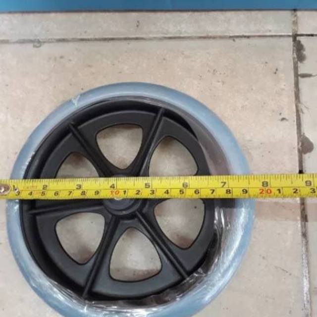 ban depan kursi roda