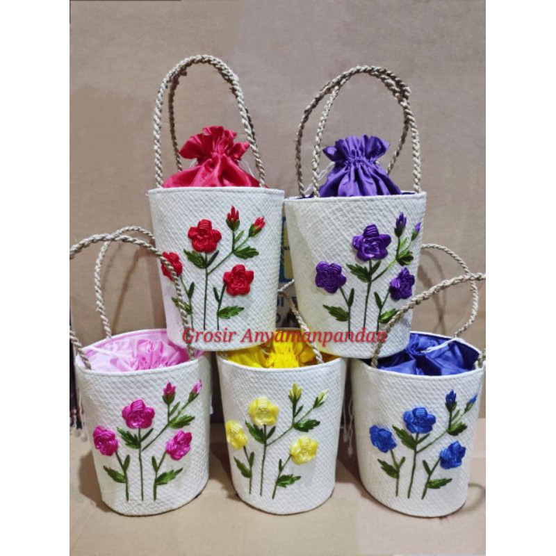 

RN Tas Pandan EMBER PUTIH SULAM Furing Kain Warna Tas Parcel Natal Hampers Souvenir Unik Tas Gift