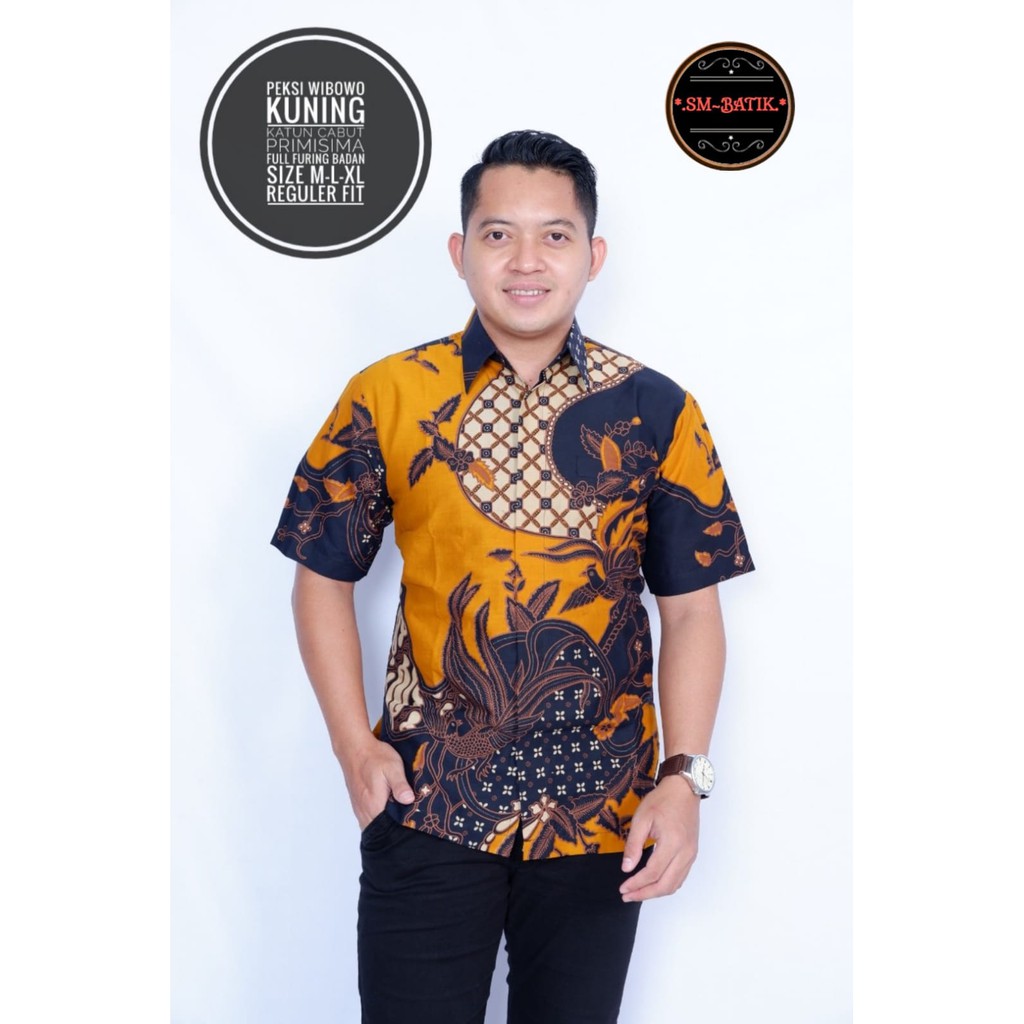 PEKSI WIBOWO KUNING SM BATIKSOLOAMANAH KEMEJA BAJU BATIK PRIA SOLO LENGAN PENDEK PANJANG LAPIS FURING ATASAN BATIK PREMIUM MODERN KATUN HALUS NAYARA BIANTARA PARANG LINTANG GUNANDRO PEKSI MERAH PEKSI WIBOWO WAYANG ABANG ARDARA AKAR ABU AKAR TOSCA ERLANGGA