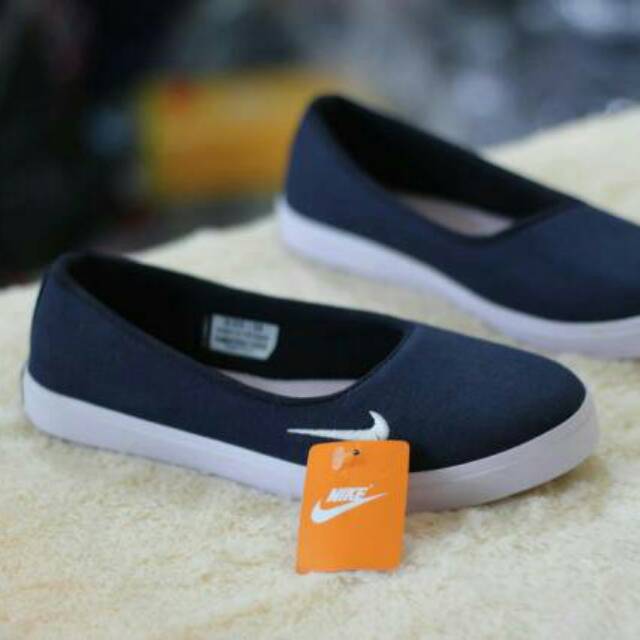 Sepatu wanita slip on nike