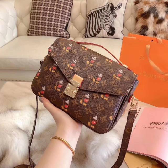 Lv metis pochette disney series 260rb
Uk 25x8x19cm 
Free box and dustbag kuning
Ada no serinya