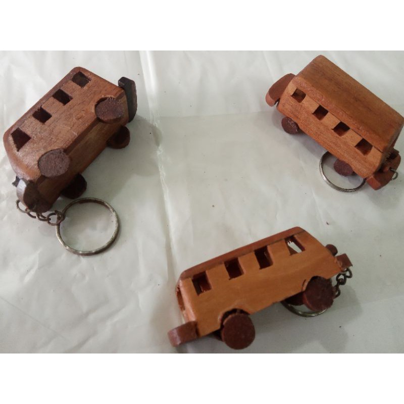 gantungan kunci. miniatur bus. bus mini. mainan anak