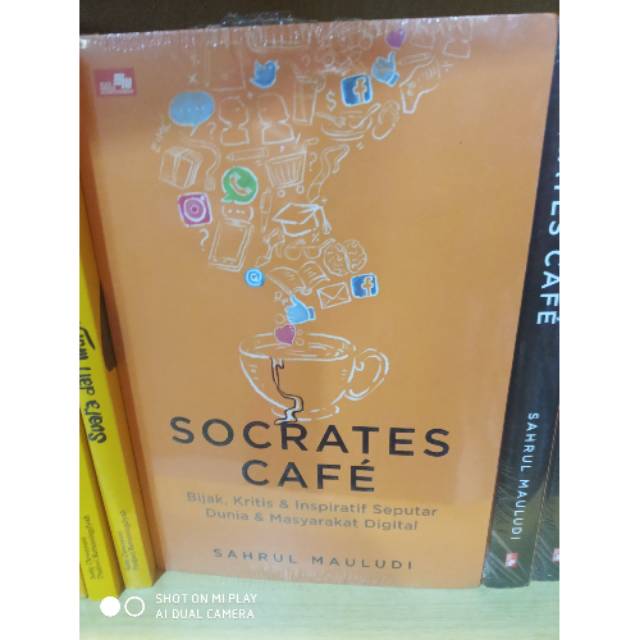 Buku Socrates cafe bijak kritis dan inspiratif seputar dunia dan masyarakat digital