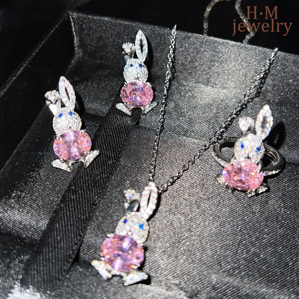 Set Anting Tusuk + Cincin Open Ring Desain Kelinci Hias Berlian Imitasi Warna Pink Untuk Wanita