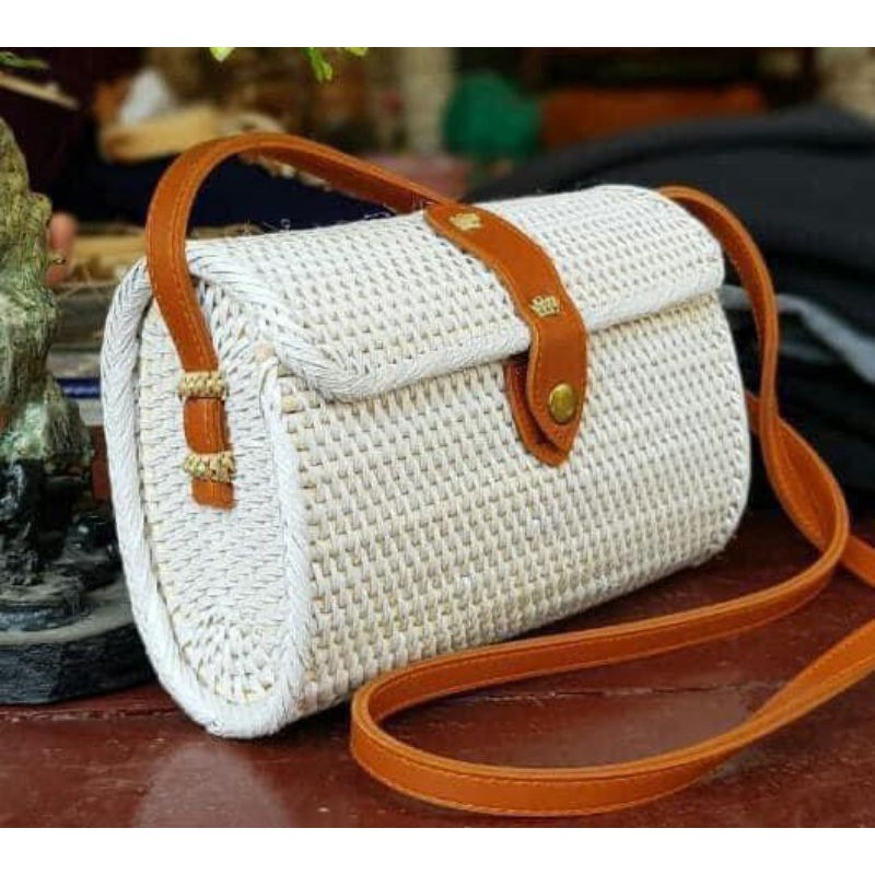 

Tas Anyaman Rotan model Amplop khas Lombok