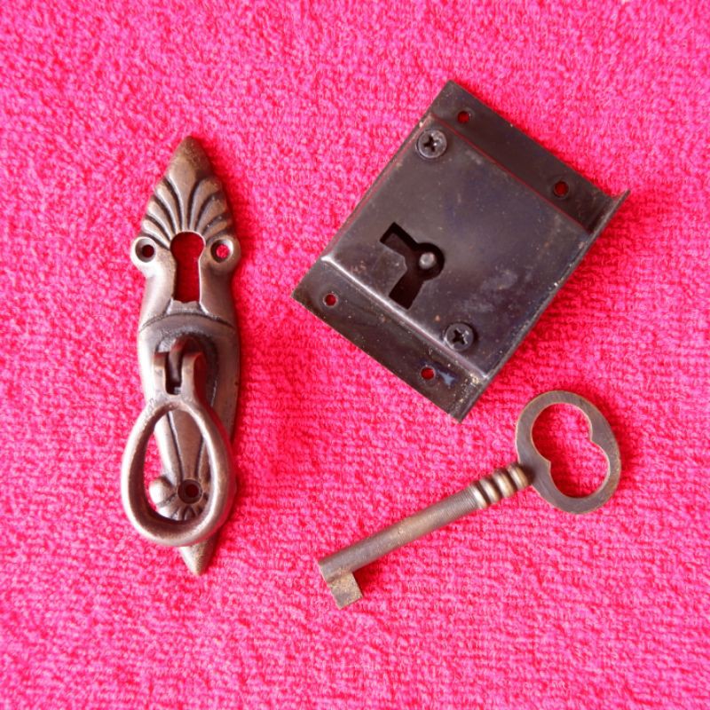 Tarikan Laci Lubang Kunci Kuningan Antik