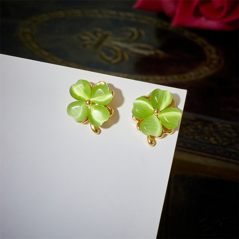 Anting Bentuk Clover Warna Hijau Dapat Diputar