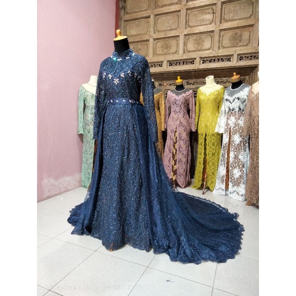Gaun pengantin dress slim dan ekor lepas. Gaun warna Navy.
