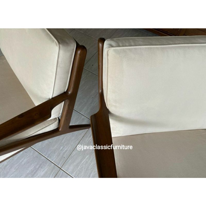 KURSI TERAS SANTAI SCANDINAVIA RETRO VINTAGE 1 SEATER ARMCHAIR RUANG TAMU MURAH DUDUKAN JOK BUSA KAIN BLUDRU BAHAN KAYU JATI TUA TPK GRADE A BERKUALITAS FINISHING NATURAL DOFF FURNITURE JEPARA-1