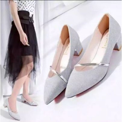 sepatu hak tahu pasir