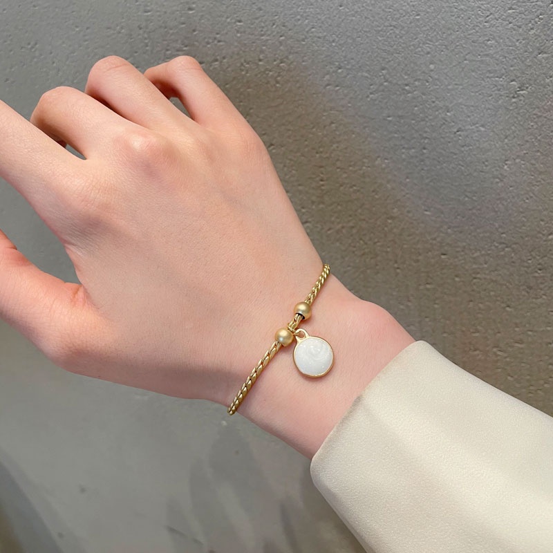 Versi Korea dari temperamen busana sederhana liontin cangkang elegan gelang manik bulat kecil