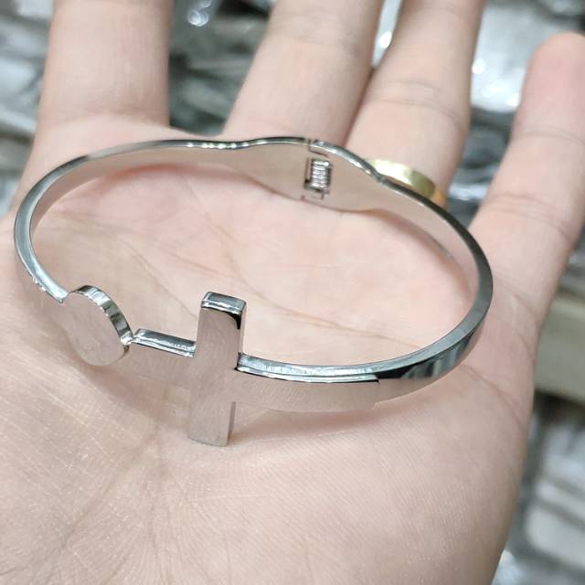 Gelang titanium silver trendy salib