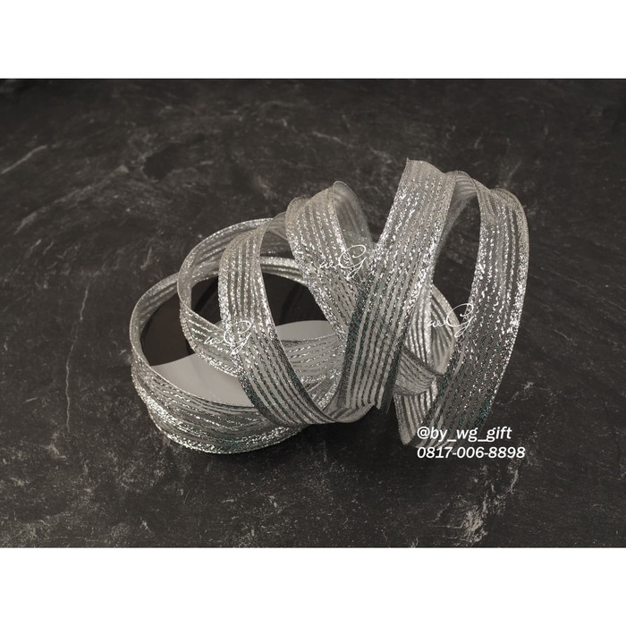 

Pita Silver - Garis Tengah; Lebar 2.5 cm; Panjang 20 yard / 18m