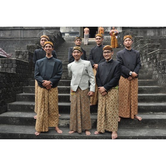 Beskap Solo Bapak Set Jarik Blangkon Keren