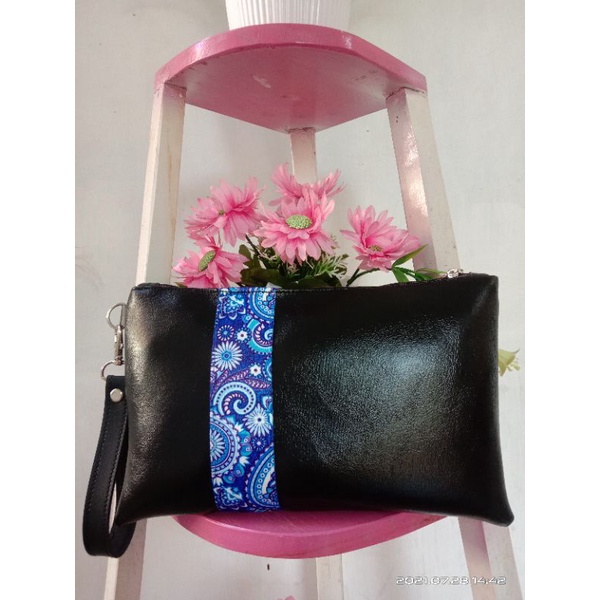 Clutch wanita banyak ruang