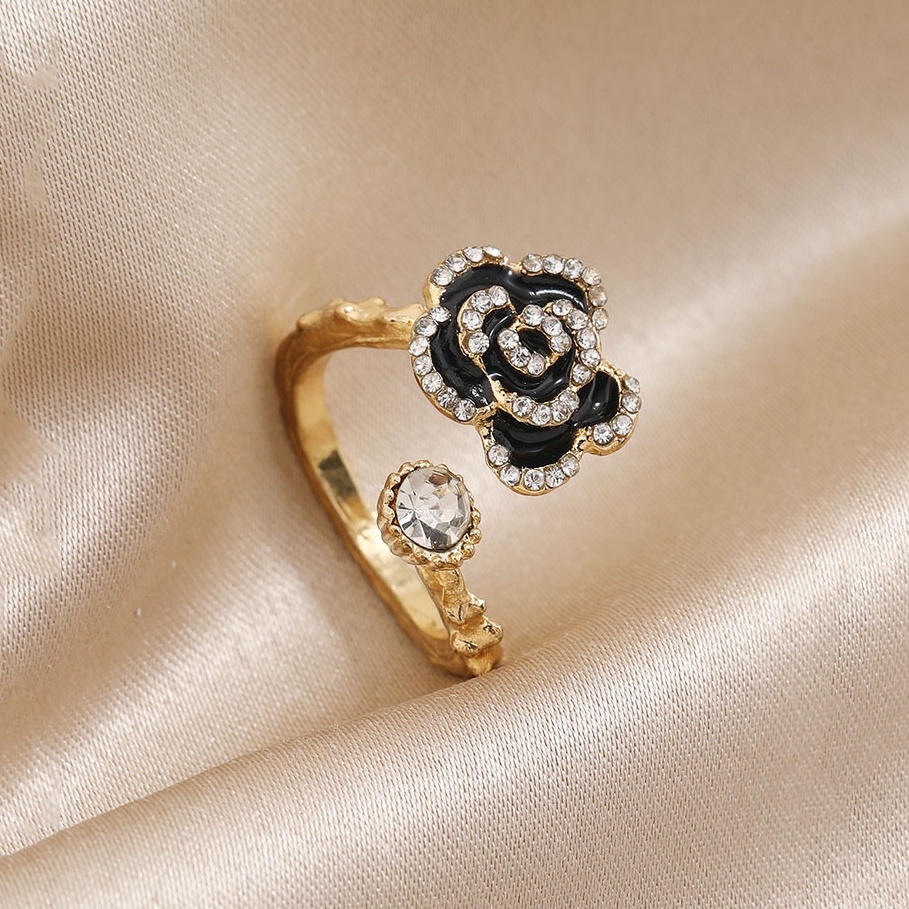 Cincin Model Terbuka Desain Bunga Mawar Hitam Warna Emas Gaya Vintage Untuk Wanita