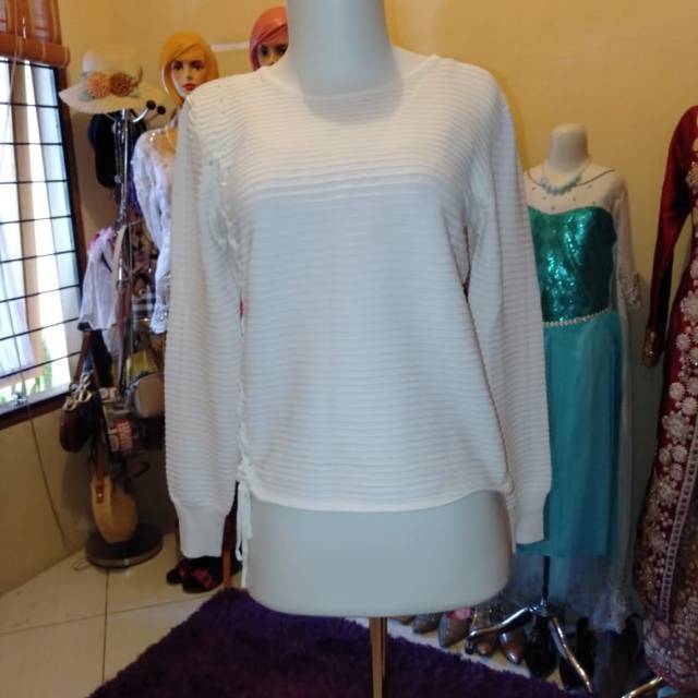 Blouse putih model plisket