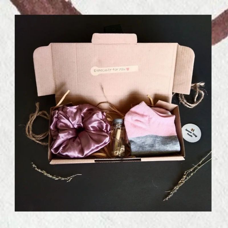 

Giftbox kaos kaki + scrunchie