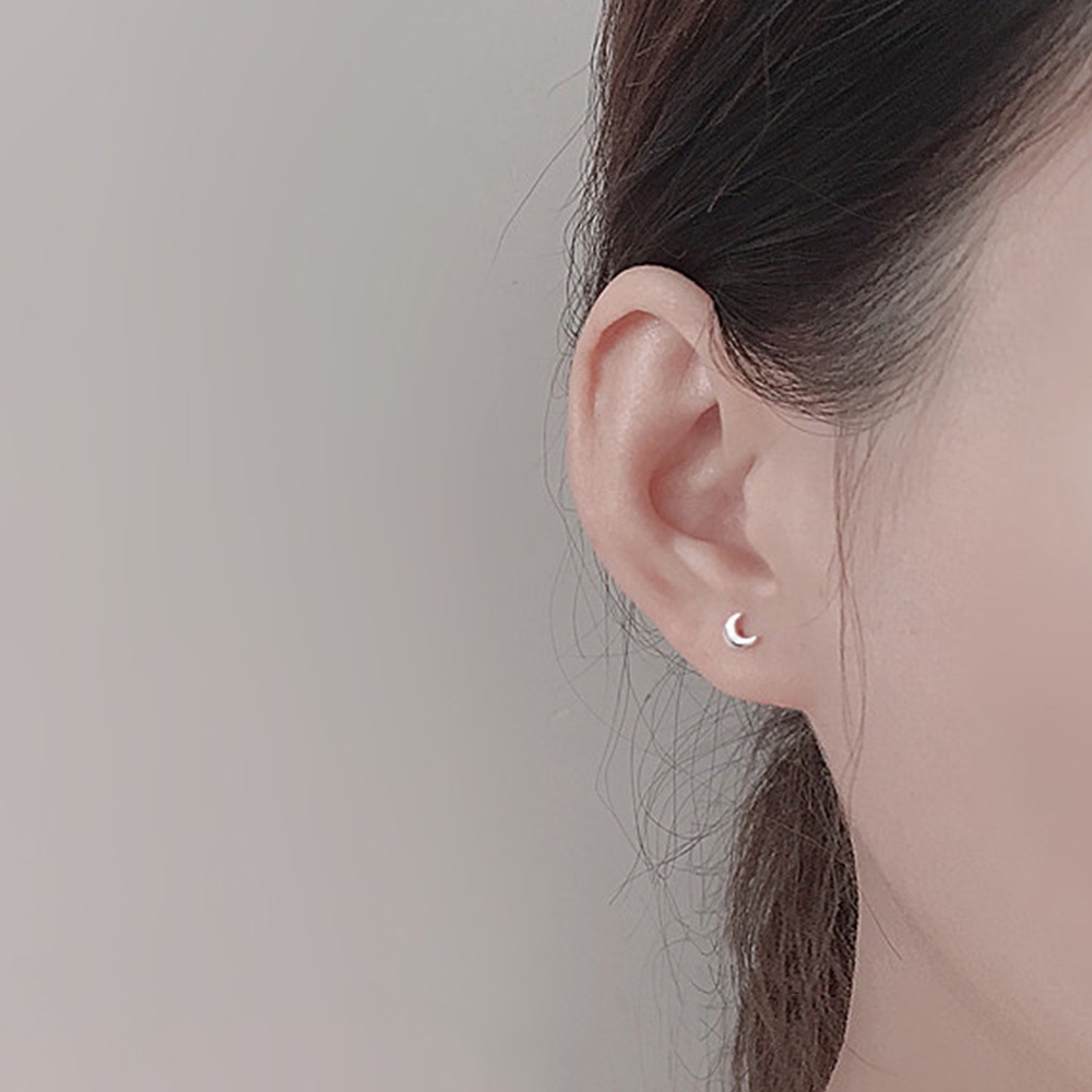 Anting Stud Mini Bentuk Bulan Sabit Geometris Warna Silver Gaya Minimalis Untuk Wanita