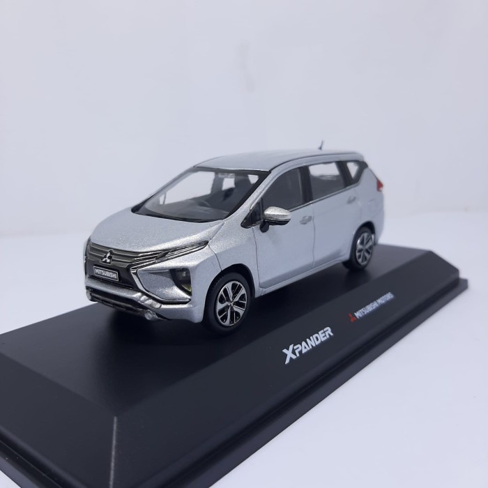 Diecast Xpander miniatur mobil Mitsubishi Motors dealerbox skala 43