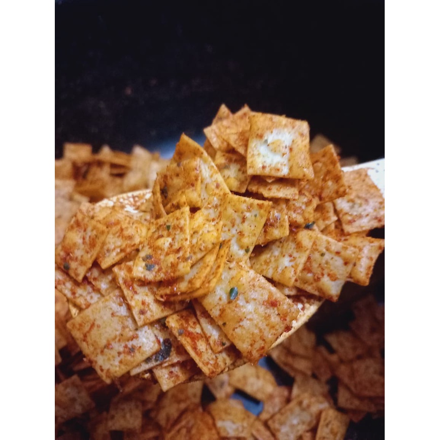 

pangsit/keripik pangsit/cemilan/pedes daun jeruk/VIRAL/pangsit kering /pangsit pedas