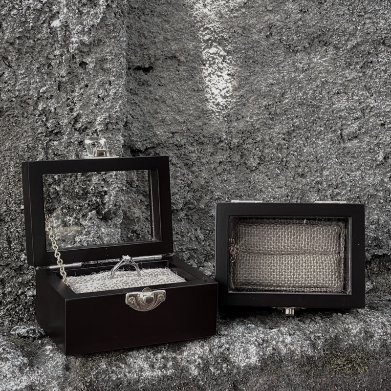 Tempat Cincin Akrilik