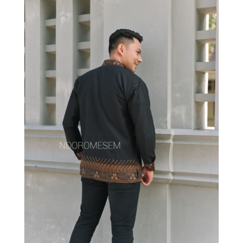 koko kemeja batik hitam lengan panjang by ndoromesem bahan katun halus