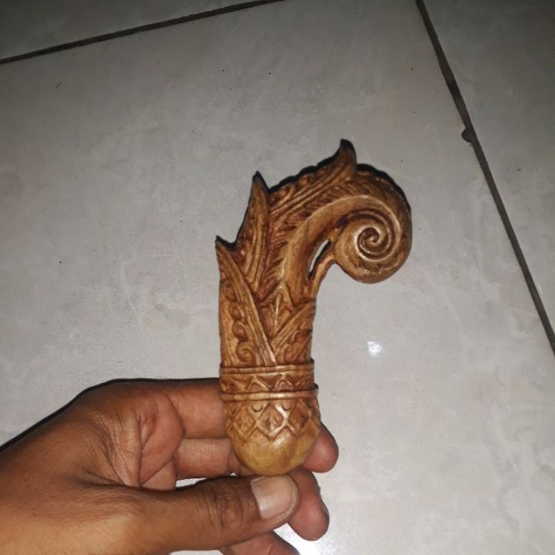 Deder keris ukir kayu sono
