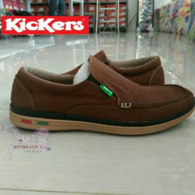 Sepatu kickers slip on levis