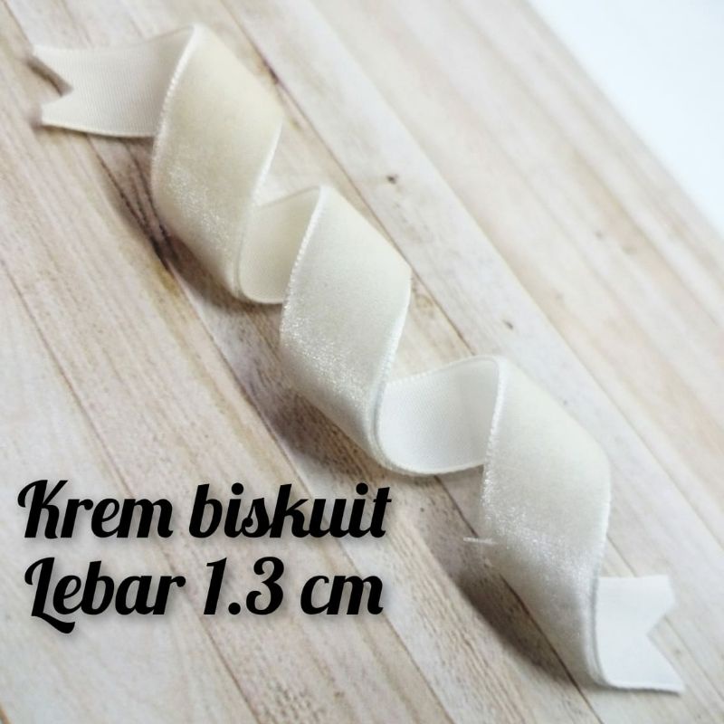 

per rol 15 meter,pita bludru/velvet warna krem biskuit lebar 1.3 cm