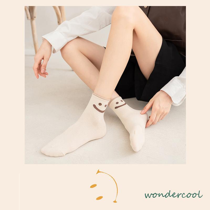 Kaus Kaki Wanita Mid-tube Cute Smiley College Style Kaus Kaki Trendi Musim Gugur Musim Dingin Musim Semi Musim Panas-Won