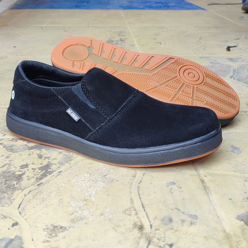 Aldeo P210 Sepatu Slip On Pria Casual Hitam Polos Slop Kasual Tanpa Tali Buat Kerja Sekolah