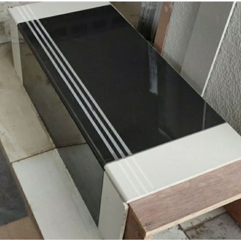 Stepnosing Granit Tangga Hitam Black Ivory Sambung Per Set 30x80, 30x90, 30x100, 30x120