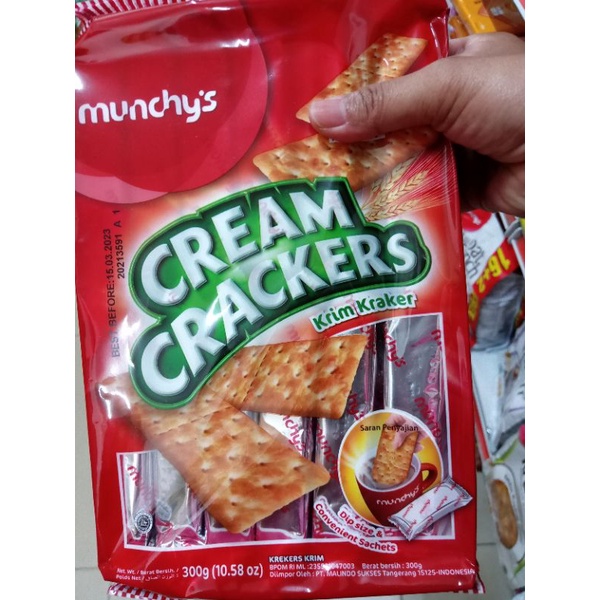 

BISCUIT CREAM CRACKERS MUNCHYS 300GRAM/CEMILAN/BISKUIT RENYAH/MAKANAN RINGAN