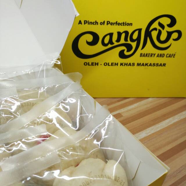 

Kue Pia Kenari
