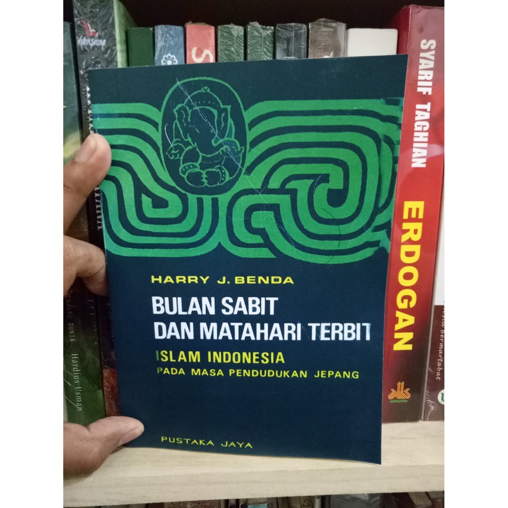 Bulan Sabit dan Matahari Terbit Islam Indonesia Pada Masa Pendudukan Jepang - Harry J. Benda