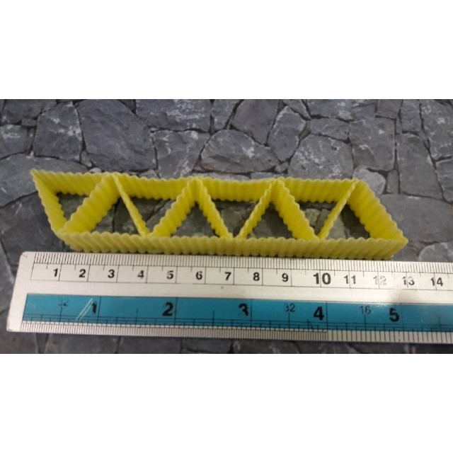 

Cutter Kuning Plastik Segi Tiga Gerigi