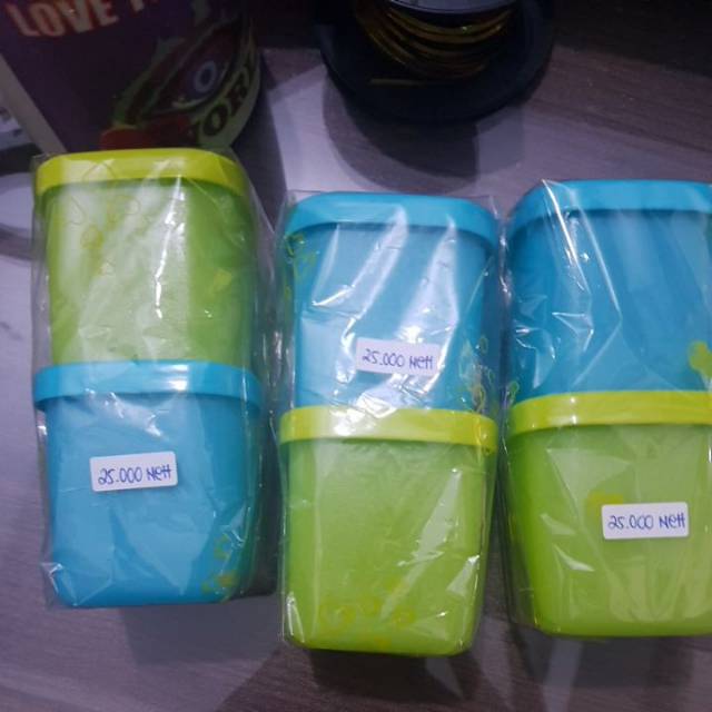 Mini petite square tupperware