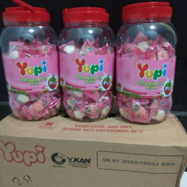 

Yupi Strawberry Kiss di kemas dalam Toples Isi bersih : 1 toples = 300 gr isi 125 pcs