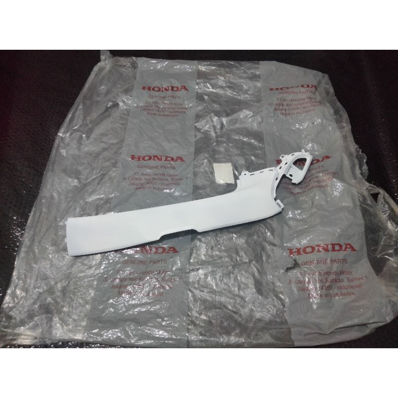 Cover L kiri Under Side Sirip dek bawah Samping kolong Scoopy New 2021 Prestige Sporty K2F putih  Or