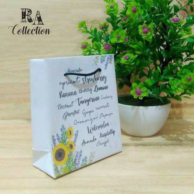 

Paper Bag Putih Kecil Ukuran 12 cm x 5 cm x 14 cm Plus Sablon Custom